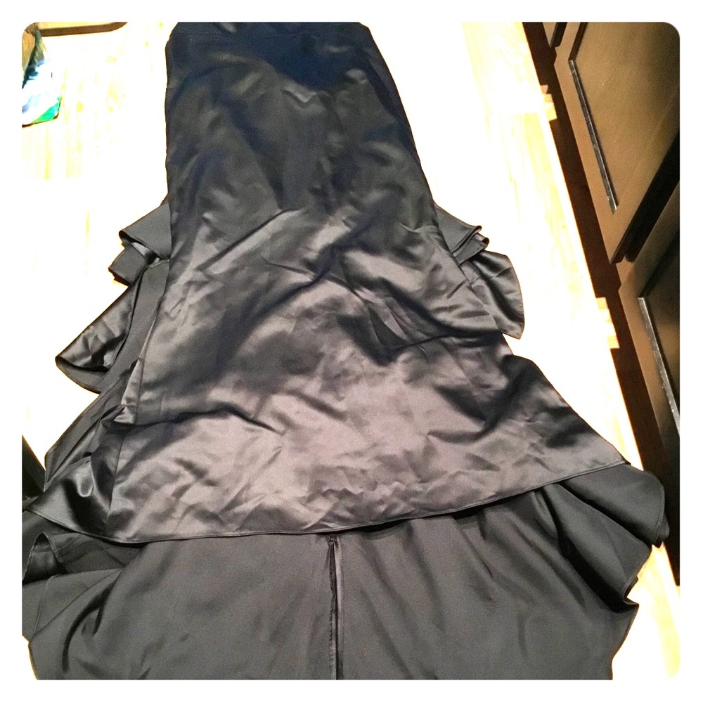 JoiTees ruffled Queen skirt *offers welcome*